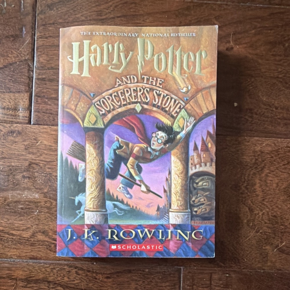 Harry Potter and the Sorcerer's Stone - J.K. Rowling, Scholastic, Illustrated